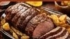 Plato servido con carne en vara trinchada y yuca